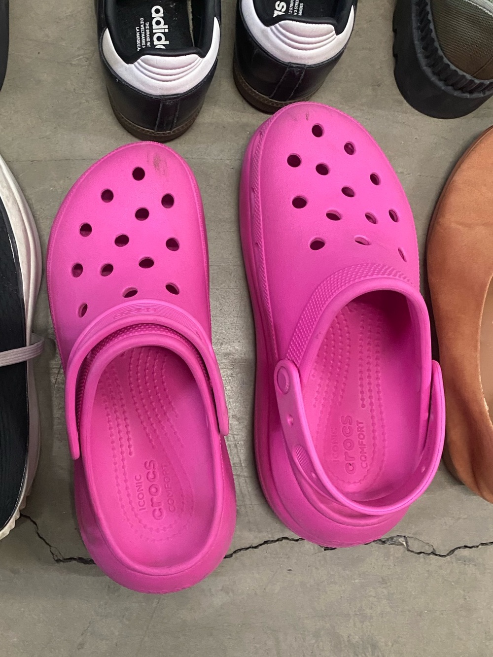 CROCS Platform Clog in Bright Pink
